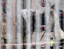 Ingreso de un paciente en el hospital de Navarra, donde se implementó un operativo para desinfectar tanto ambulancias como material médico intrahospitalario. EFE/J. Diges