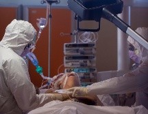 Sobre el material necesario para protegerse, el personal sanitario subrayó la falta de lo básico como mascarillas. AP / D. Stinellis