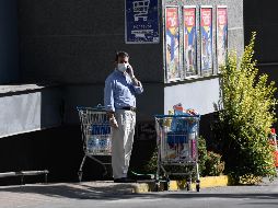 Una persona que porta una mascarilla habla por teléfono en las afueras de un supermercado, en Santiago, capital de Chile. XINHUA/J. Villegas