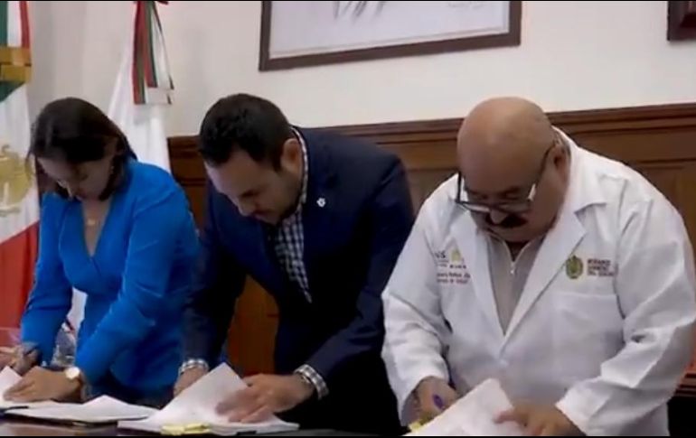 Autoridades estatales y de Salud firmaron el acuerdo este miércoles. TWITTER/@CuitlahuacGJ