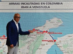 Jorge Rodríguez muestra un mapa en el que señalan los puntos en donde se realizaron grandes decomisos de armas, las cuales serían usadas en los ataques. AFP/Presidencia de Venezuela