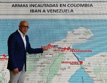 Jorge Rodríguez muestra un mapa en el que señalan los puntos en donde se realizaron grandes decomisos de armas, las cuales serían usadas en los ataques. AFP/Presidencia de Venezuela