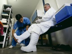 Personal médico del Hospital General de Occidente se alista con trajes especiales para evitar contraer el virus. Hasta ayer se tenían confirmados 232 casos: 177 de ellos (76%) en la metrópoli. AFP/U. Ruiz