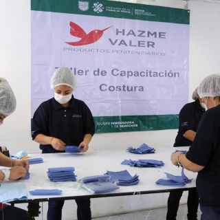 Presos mexicanos fabrican cubrebocas por la COVID-19