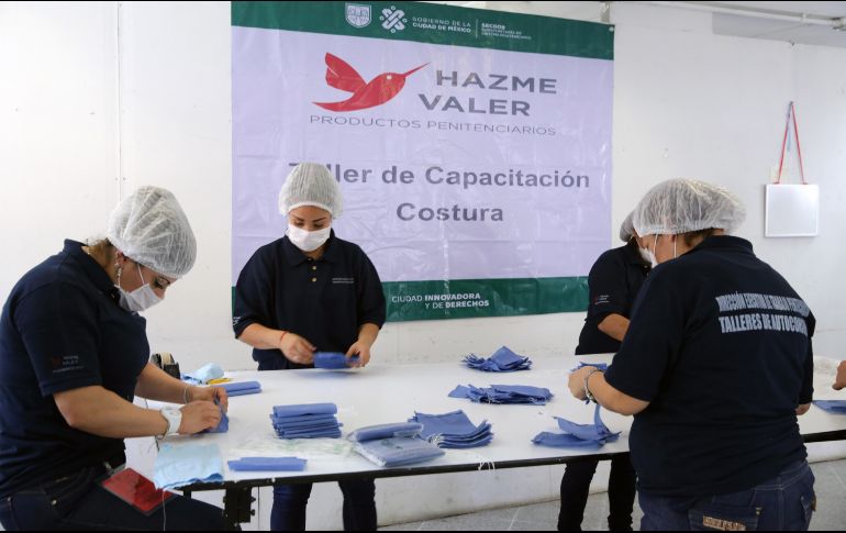 En la fabricación de los barbijos se emplea tela antibacterial y son empaquetados en bolsas biodegradables. AFP/Gobierno de México