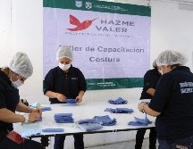 En la fabricación de los barbijos se emplea tela antibacterial y son empaquetados en bolsas biodegradables. AFP/Gobierno de México