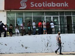 Sucursal bancaria con gran afluencia durante los primeros días de contingencia; actualmente operan con el número indispensable de personal. EL INFORMADOR / ARCHIVO