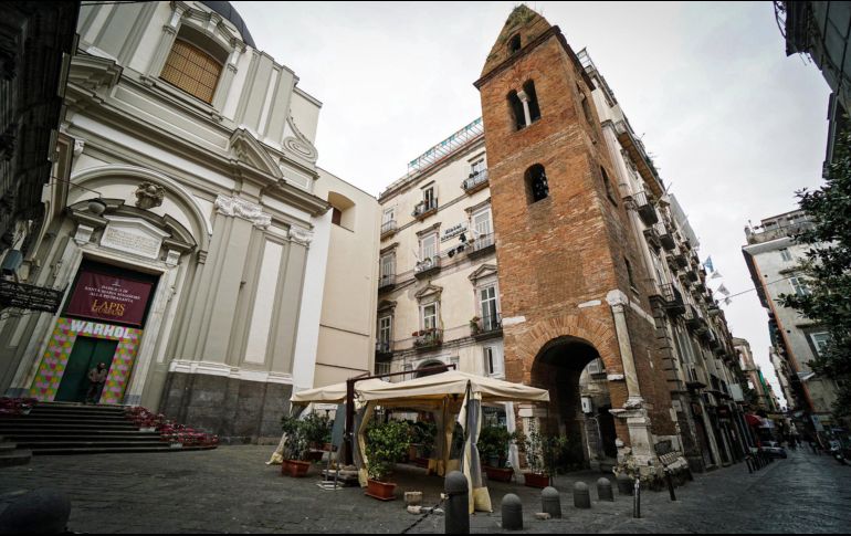 Las calles de Nápoles lucen semidesiertas debido a las medidas de confinamiento dictaminadas por las autoridades. EFE/C. Abbate
