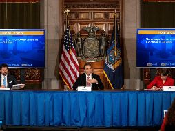 El gobernador Andrew Cuomo (c), habla junto a su secretaria, Melissa DeRosa (d), y el presidente de Suny Empire State College, Jim Malatras (i), durante una rueda de prensa. EFE/M. Groll-Gobierno de Nueva York