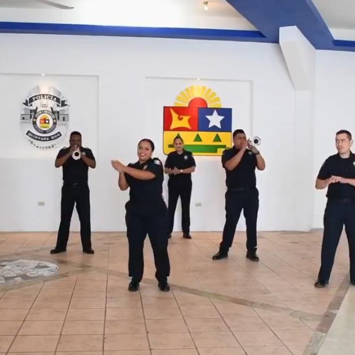 Policias De Quintana Roo Enfrentan Al Coronavirus Con Mariachi