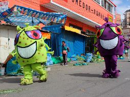 Las personas reaccionaron de manera positiva, e incluso se toman fotos con los personajes. EFE/L. Reglero