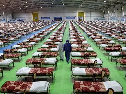 Soldados caminan en un hospital temporal en Teherán, Irán, habilitado para tratar a enfermos de COVID-19. En el país, el coronavirus ha causado ya la muerte de dos mil 234 de los más de 29 mil contagiados. AP/E.  Noroozi