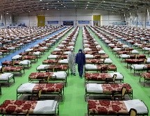 Soldados caminan en un hospital temporal en Teherán, Irán, habilitado para tratar a enfermos de COVID-19. En el país, el coronavirus ha causado ya la muerte de dos mil 234 de los más de 29 mil contagiados. AP/E.  Noroozi