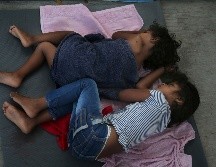 Diversos organismos han advertido sobre el peligro que corren los menores en los centros de detención ante el rápido avance del COVID-19. AP/ARCHIVO