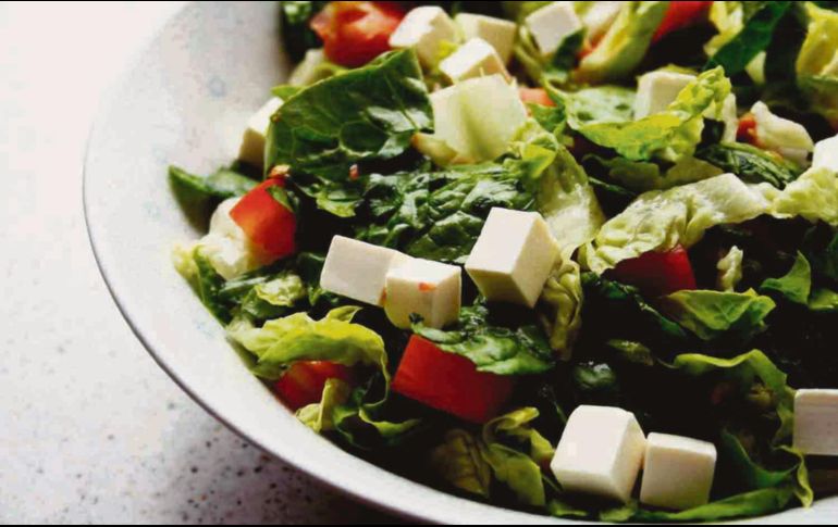 FRESCURA. Ensalada de hojas verdes (vitamina B) con panela y jitomate. SUN