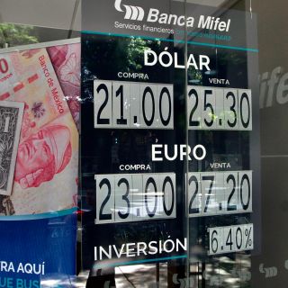 Dólar repunta a 23.85 pesos por la baja en calificación crediticia