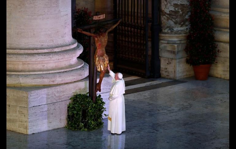 En una plaza desierta, envuelta en silencio y mojada por la lluvia incesante, Jorge Bergoglio regaló a los fieles católicos del mundo una ceremonia inédita. EFE/Vatican Media