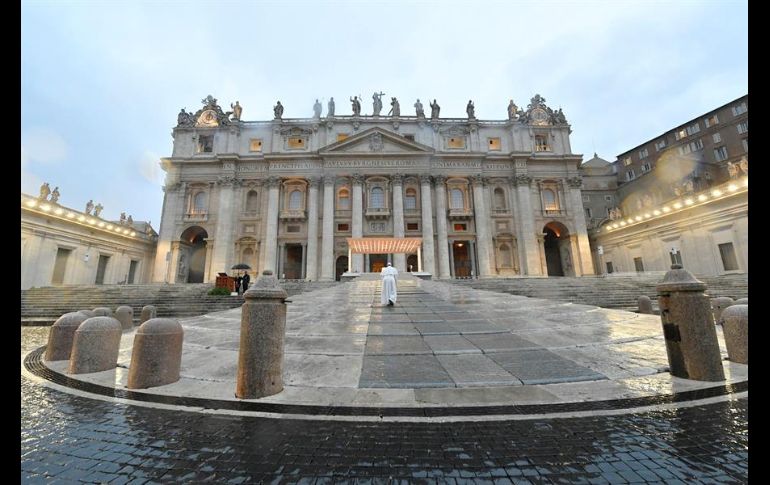 En una plaza desierta, envuelta en silencio y mojada por la lluvia incesante, Jorge Bergoglio regaló a los fieles católicos del mundo una ceremonia inédita. EFE/Vatican Media