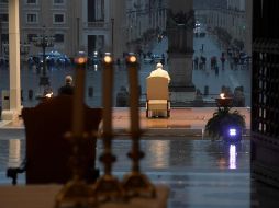En una plaza desierta, envuelta en silencio y mojada por la lluvia incesante, Jorge Bergoglio regaló a los fieles católicos del mundo una ceremonia inédita. EFE/Vatican Media