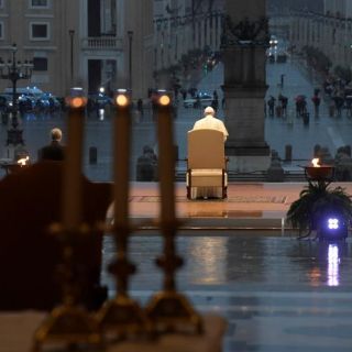 El Papa Francisco bendice al mundo en soledad por el coronavirus