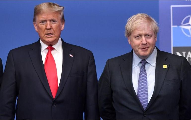 Donald Trump posa con el primer ministro británico, Boris Johnson, tras un encuentro bilateral. EFE/F. Arrizabalaga
