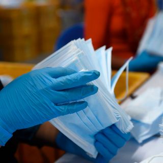 Médicos atenderán casos de COVID-19 sólo con protección