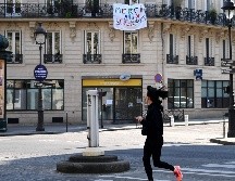 En Francia sólo se puede salir del domicilio para hacer compras de alimentos indispensables, por razones de salud o hacer ejercicio. AFP / F. Fife