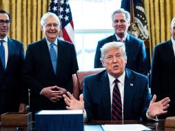 El paquete permite entregar a millones de afectados por el repentino freno de la actividad económica cheques de hasta tres mil 400 dólares. EFE/E. Schaff