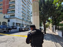 Después de una llamada al 911 llegaron oficiales de la Policía de Guadalajara y paramédicos, quienes encontraron que la persona ya había fallecido. ESPECIAL