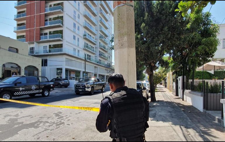 Después de una llamada al 911 llegaron oficiales de la Policía de Guadalajara y paramédicos, quienes encontraron que la persona ya había fallecido. ESPECIAL