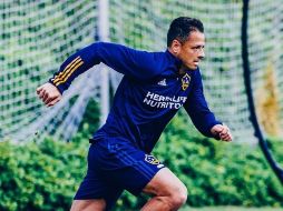 Con el objetivo de recaudar fondos para combatir la pandemia de COVID-19 que azota Estados Unidos, el Galaxy de Los Ángeles ha puesto en subasta este viernes una playera firmada por el delantero mexicano Javier Hernández. INSTAGRAM / @ch14_