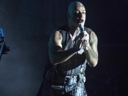 Till Lindemann presenta un cuadro de neumonía, aunque aseguran que ya se siente mejor. EFE/ARCHIVO