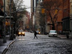 Una persona camina por las calle semivacías del barrio neoyorquino de Tribeca. EFE/P. Foley