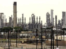 El desplome de la actividad económica y de la demanda de combustible han obligado a dar marcha atrás a las compañías petroleras en sus planes de inversión. EFE/ARCHIVO