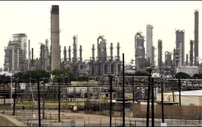 El desplome de la actividad económica y de la demanda de combustible han obligado a dar marcha atrás a las compañías petroleras en sus planes de inversión. EFE/ARCHIVO