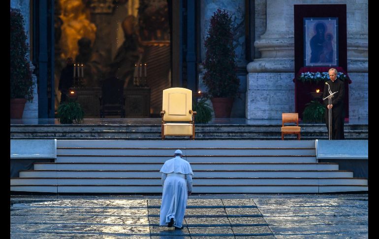 En una plaza desierta, envuelta en silencio y mojada por la lluvia incesante, Jorge Bergoglio regaló a los fieles católicos del mundo una ceremonia inédita. AFP / V. Pinto