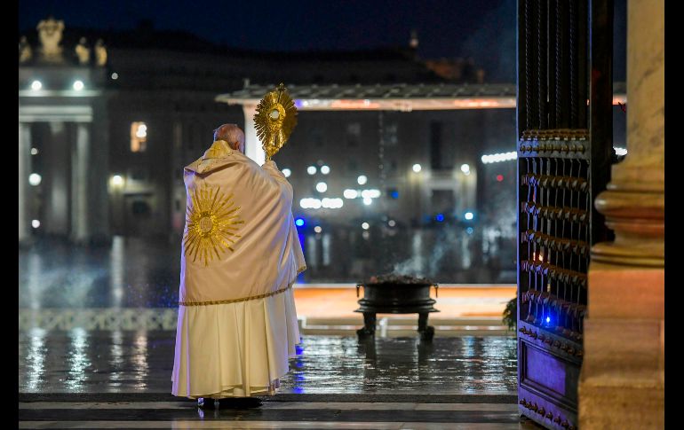En una plaza desierta, envuelta en silencio y mojada por la lluvia incesante, Jorge Bergoglio regaló a los fieles católicos del mundo una ceremonia inédita. AFP / Vatican Media
