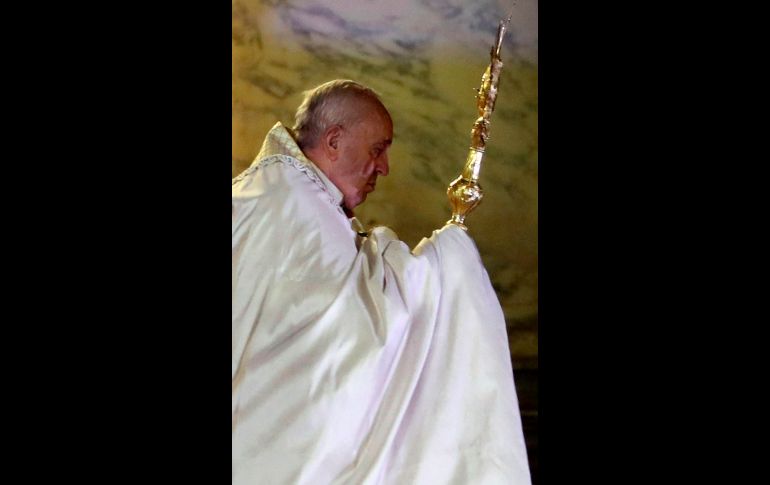 En una plaza desierta, envuelta en silencio y mojada por la lluvia incesante, Jorge Bergoglio regaló a los fieles católicos del mundo una ceremonia inédita. EFE / EPA /ANSA / REUTERS / Y. Nardi
