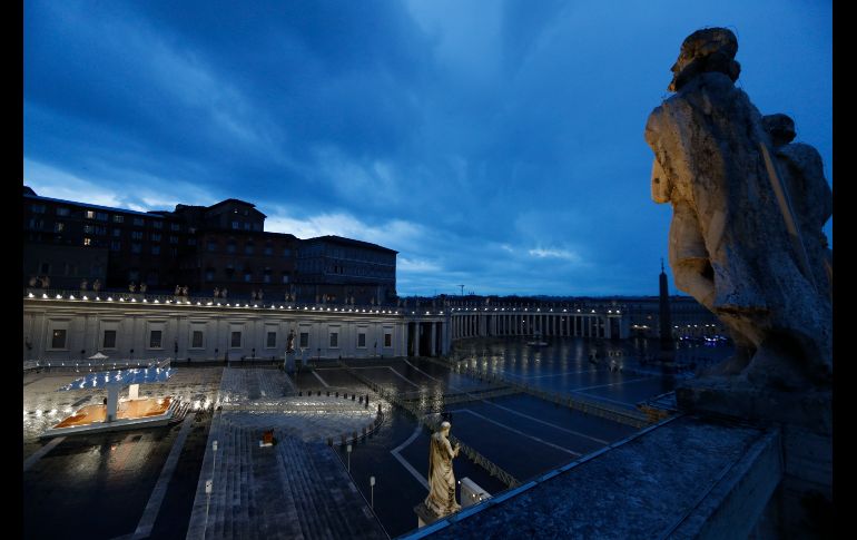 En una plaza desierta, envuelta en silencio y mojada por la lluvia incesante, Jorge Bergoglio regaló a los fieles católicos del mundo una ceremonia inédita. AP / REUTERS / Y. Nardi