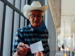 Algunos de los adultos mayores sólo encuentran instrucciones de funcionarios sin poder consumar el cobro de apoyos. EL INFORMADOR/G. Gallo