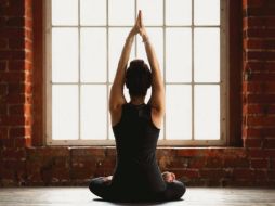 Las clases de yoga a distancia son una de las opciones para ejercitarse en esta cuarentena. ESPECIAL