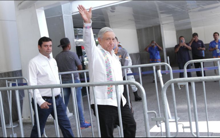 En el aeropuerto de Puerto Vallarta el Presidente López Obrador acató la indicación de mantener “Susana Distancia”. NOTIMEX/M. González