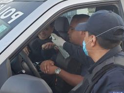 La Comisaría dota a todos los policías de guantes, cubrebocas, gel antibacterial y materiales de limpieza. TWITTER / @PoliciaZapopan