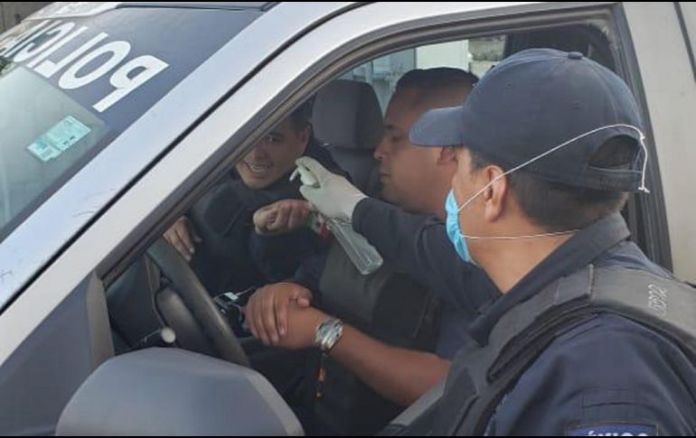 La Comisaría dota a todos los policías de guantes, cubrebocas, gel antibacterial y materiales de limpieza. TWITTER / @PoliciaZapopan