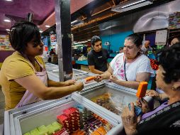 Mercados, metro, tianguis, puestos de comida, centros deportivos registraron presencia significativa de personas, algunos protegidos con cubreboca y otros sin ninguna protección. NTX / Q. Blanco