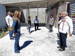 Andrés Manuel López Obrador (d), saluda a la gobernadora del estado de Sonora, Claudia Pavlovich (i), mantiendo los protocolos de sana distancia. EFE/Presidencia de México