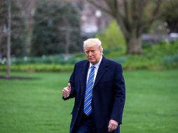 El presidente Donald Trump saluda a periodistas luego de ofrecer una conferencia de prensa en la Casa Blanca. EFE/T. Katopodis