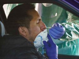 Un trabajador de la salud toma una muestra a un conductor en España. AFP/C. Manso