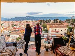 Una pareja observa la vista del Barrio de Vistabella, en Murcia, en el decimotercer día de confinamiento en España. EFE/M. Guillén