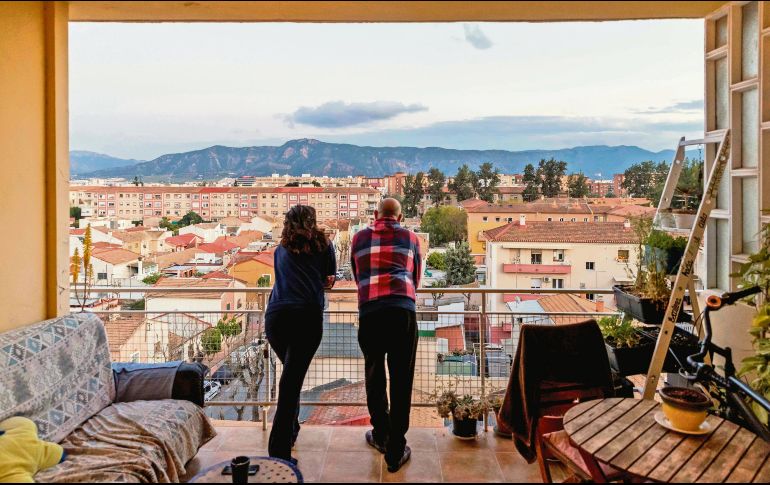 Una pareja observa la vista del Barrio de Vistabella, en Murcia, en el decimotercer día de confinamiento en España. EFE/M. Guillén